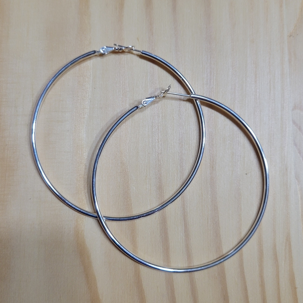 Thin Silver Round Hoop Lightweight Earrings NEW